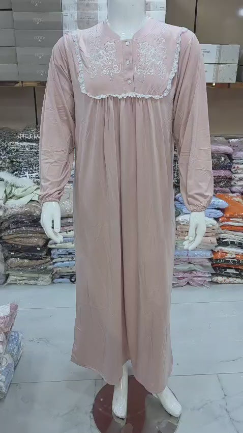 كلاسيكية وراحة تدوم طوال الليل 🤍 قميص نوم طويل من YOYO.MA بقصّة واسعة مريحة، وياقة مزيّنة بتطريز ورود ودانتيل أبيض راقٍ.