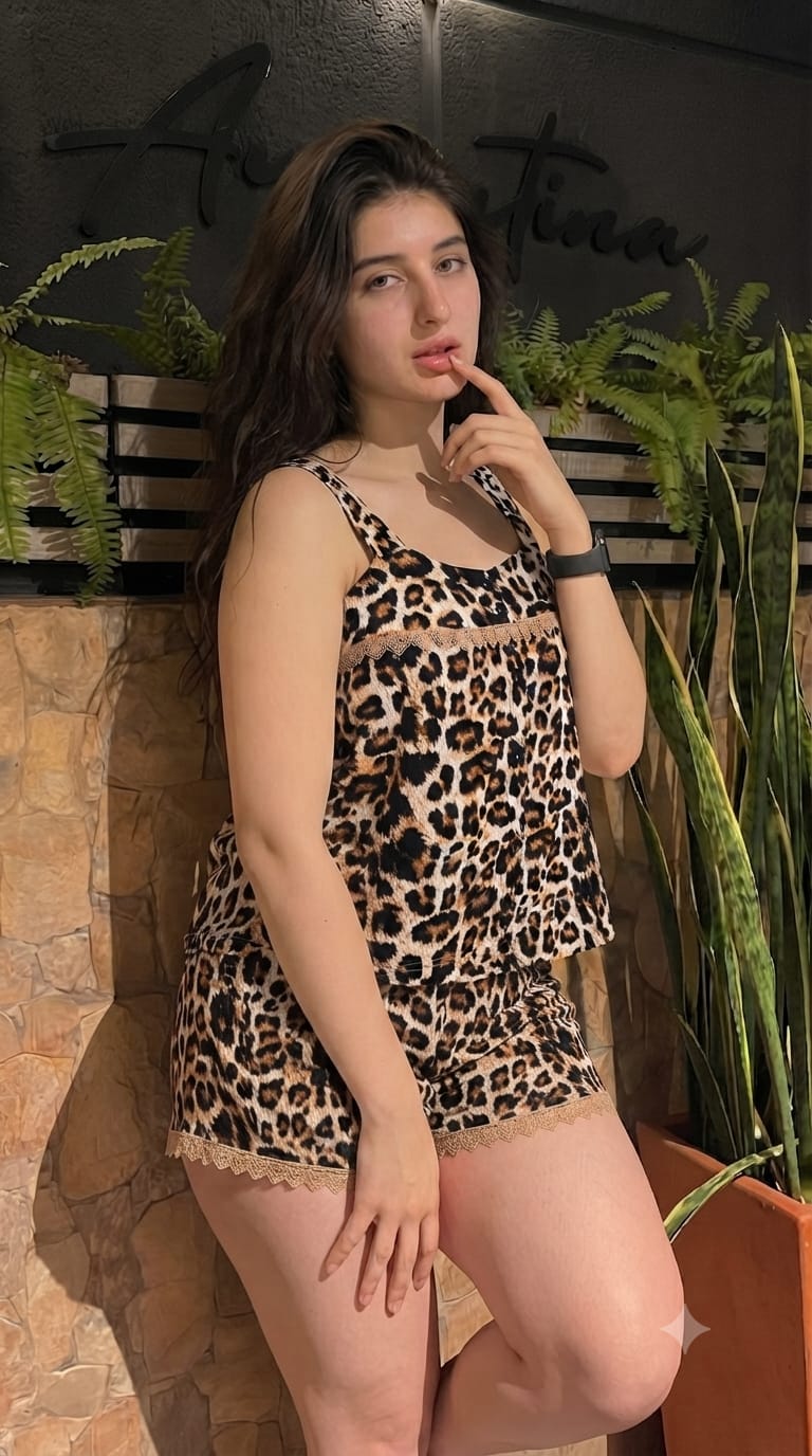 بيجامة نسائية صيفية أنيقة بنقشة الفهد مع تفاصيل دانتيلPyjama d'été élégant pour femme à imprimé léopard avec détails en dentelle