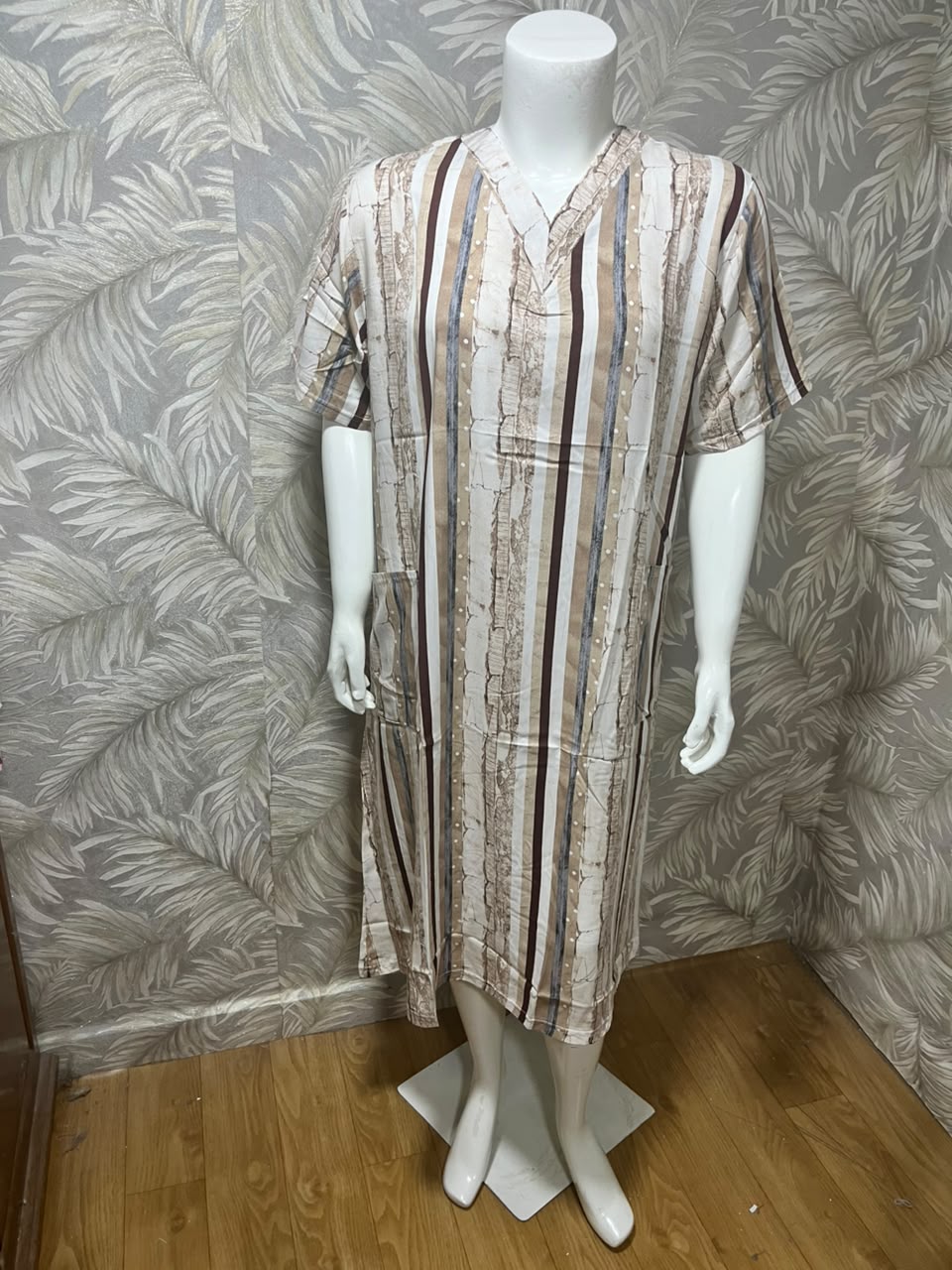 Robe longue décontractée à rayures YOYO.MA avec poches et col en Vفستان طويل كاجوال مخطط من YOYO.MA مع جيوب وفتحة عنق على شكل