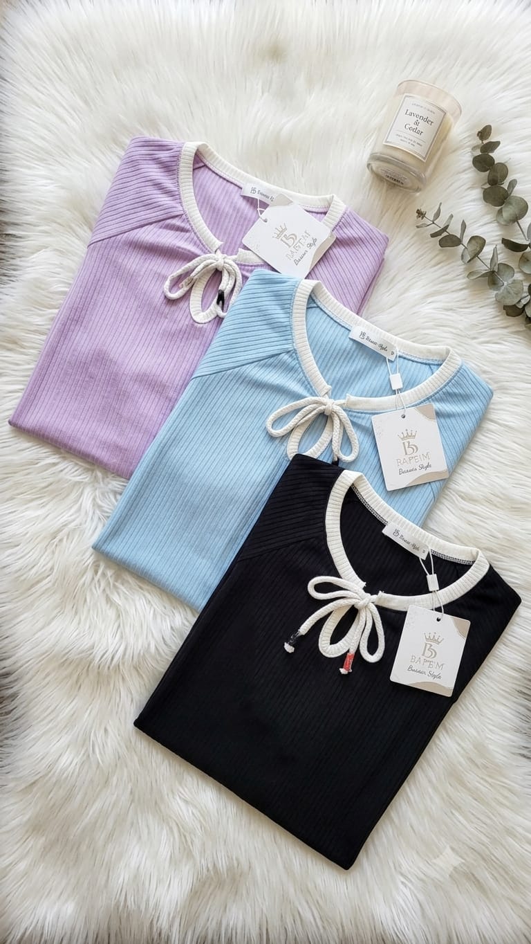 طقم بيجامة نسائي من قطعتين - بلوزة مضلعة باللون الليلكي وبنطلون بطبعة حيوانات.Ensemble de pyjama deux pièces pour femme - Haut lilas côtelé et pantalon à imprimé animal.