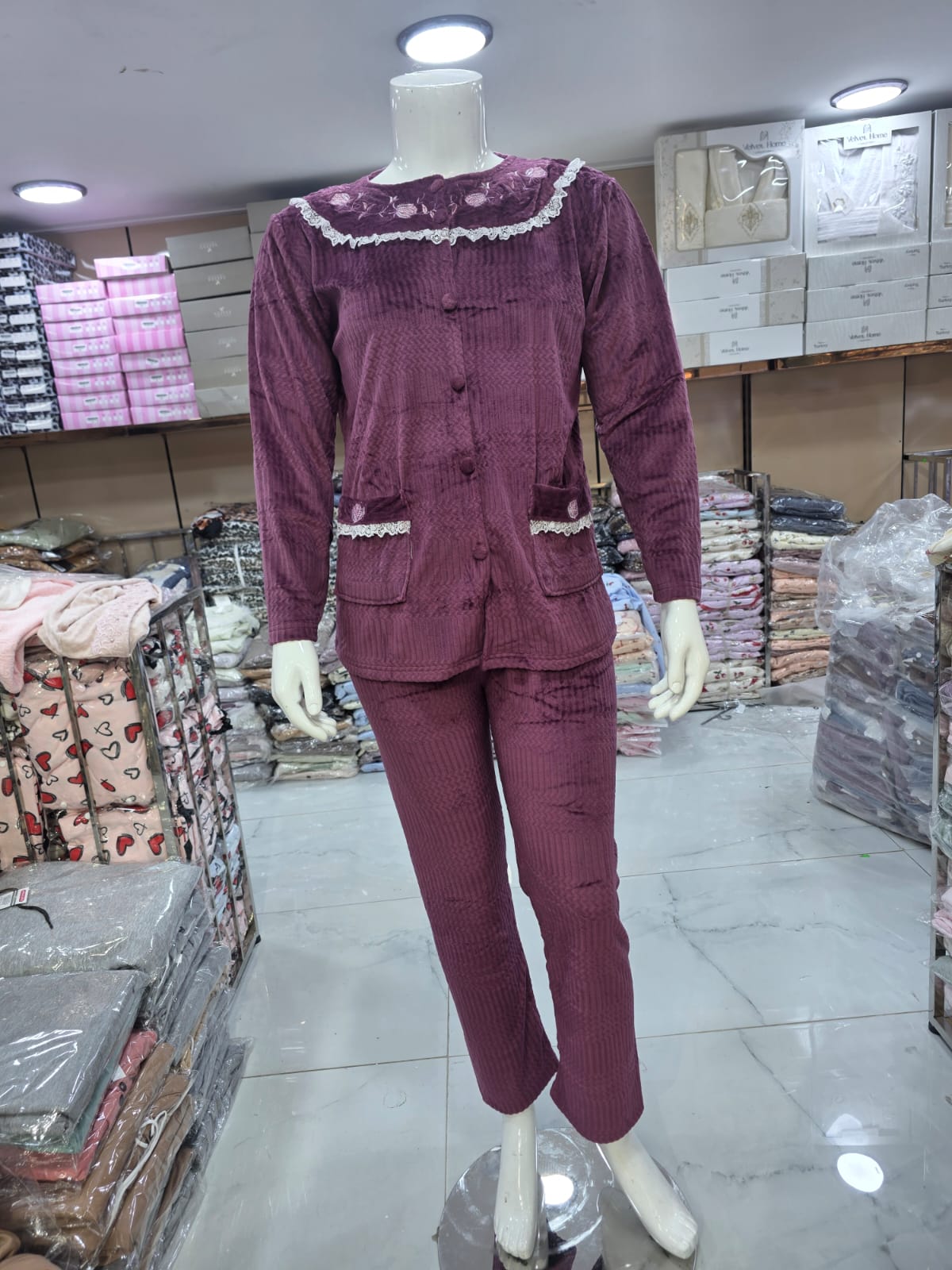 بيجامة نسائية مخمل شتوية بأزرار وتطريز أنيق
