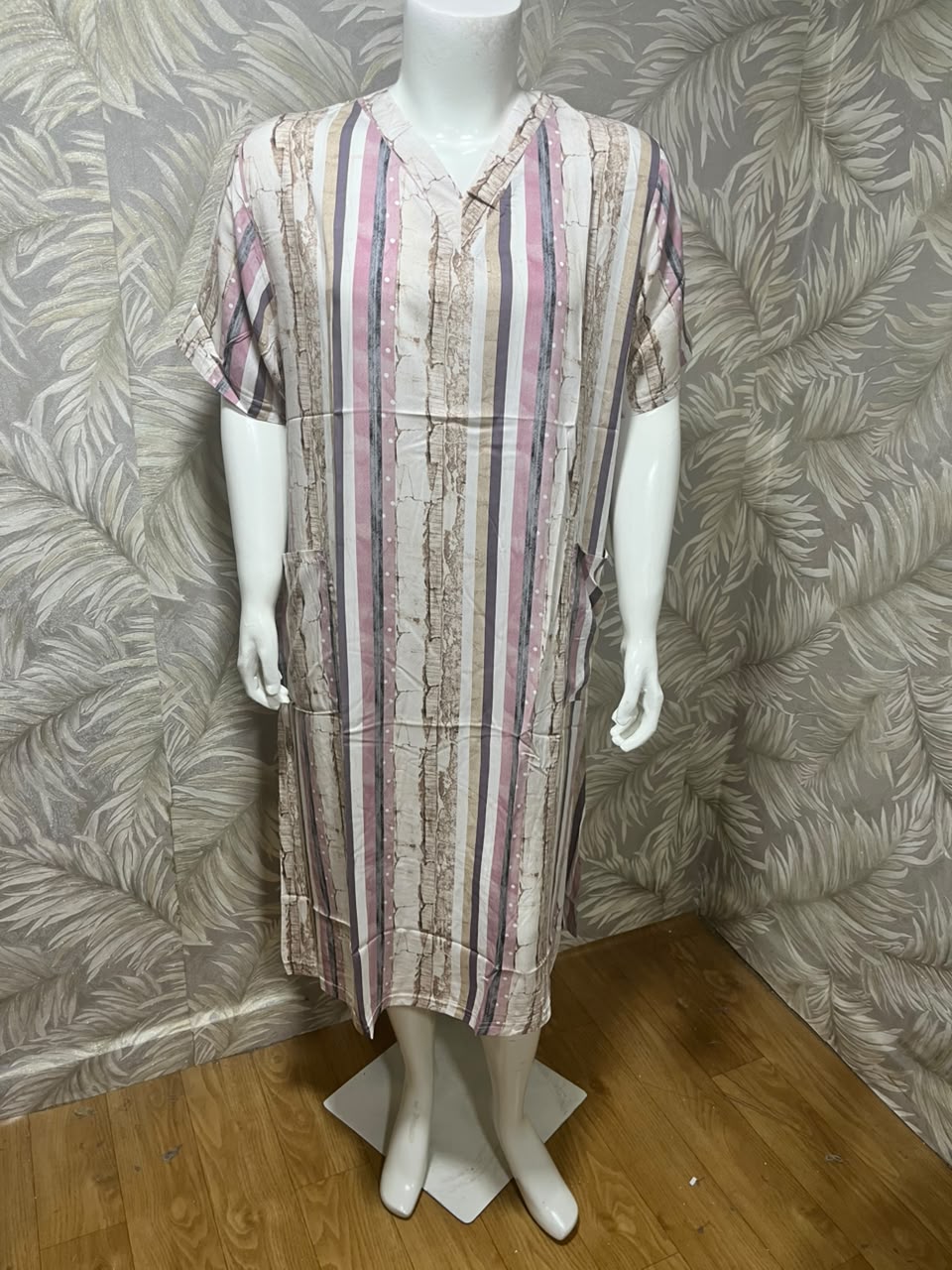 Robe longue décontractée à rayures YOYO.MA avec poches et col en Vفستان طويل كاجوال مخطط من YOYO.MA مع جيوب وفتحة عنق على شكل