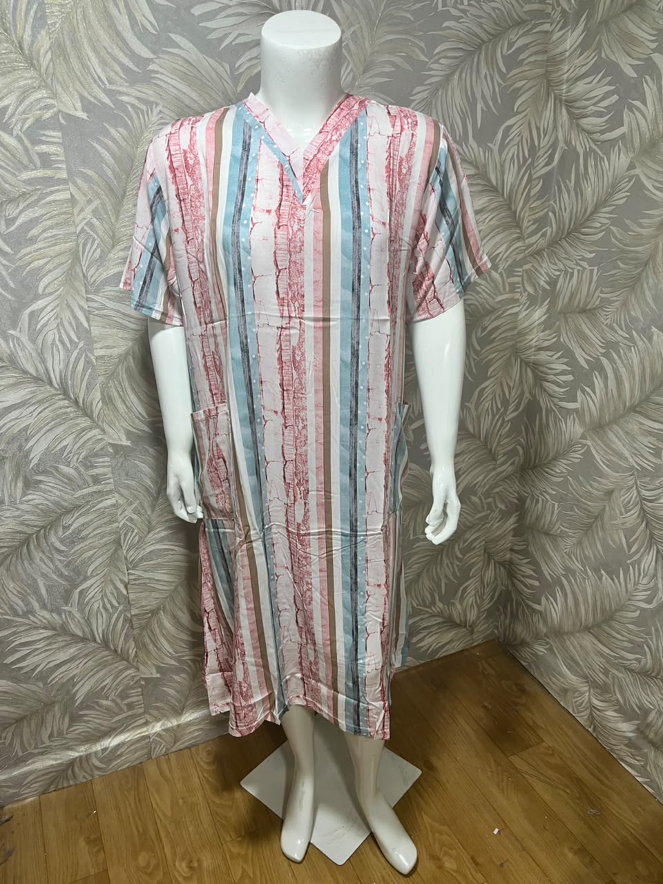 Robe longue décontractée à rayures YOYO.MA avec poches et col en Vفستان طويل كاجوال مخطط من YOYO.MA مع جيوب وفتحة عنق على شكل