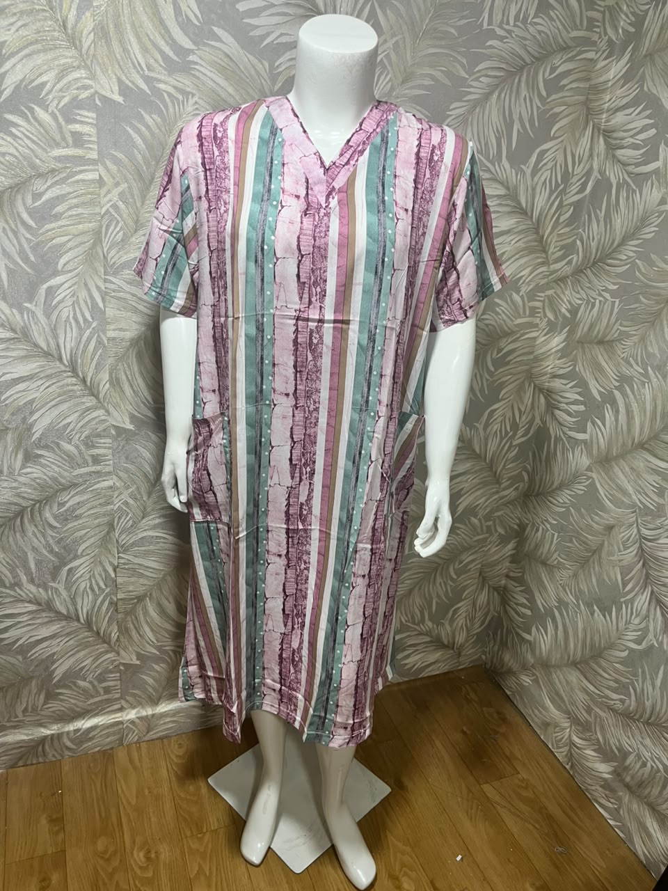 Robe longue décontractée à rayures YOYO.MA avec poches et col en Vفستان طويل كاجوال مخطط من YOYO.MA مع جيوب وفتحة عنق على شكل