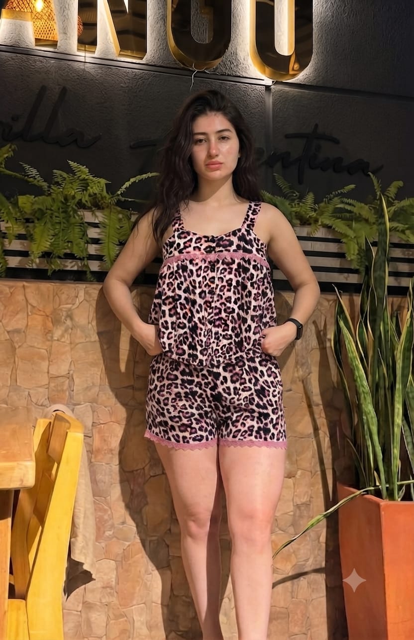 بيجامة نسائية صيفية أنيقة بنقشة الفهد مع تفاصيل دانتيلPyjama d'été élégant pour femme à imprimé léopard avec détails en dentelle