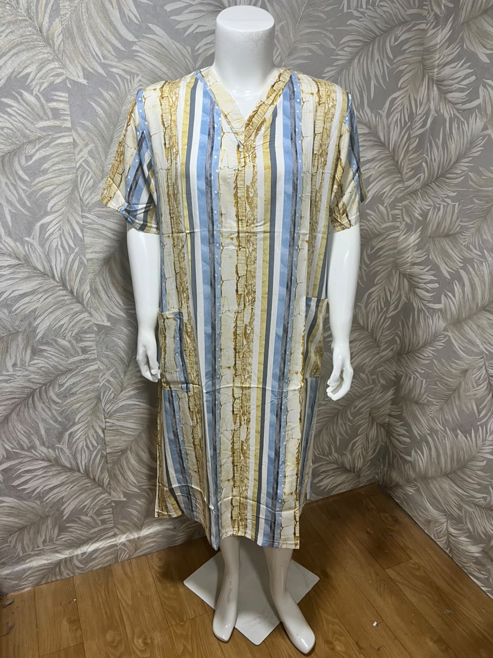 Robe longue décontractée à rayures YOYO.MA avec poches et col en Vفستان طويل كاجوال مخطط من YOYO.MA مع جيوب وفتحة عنق على شكل